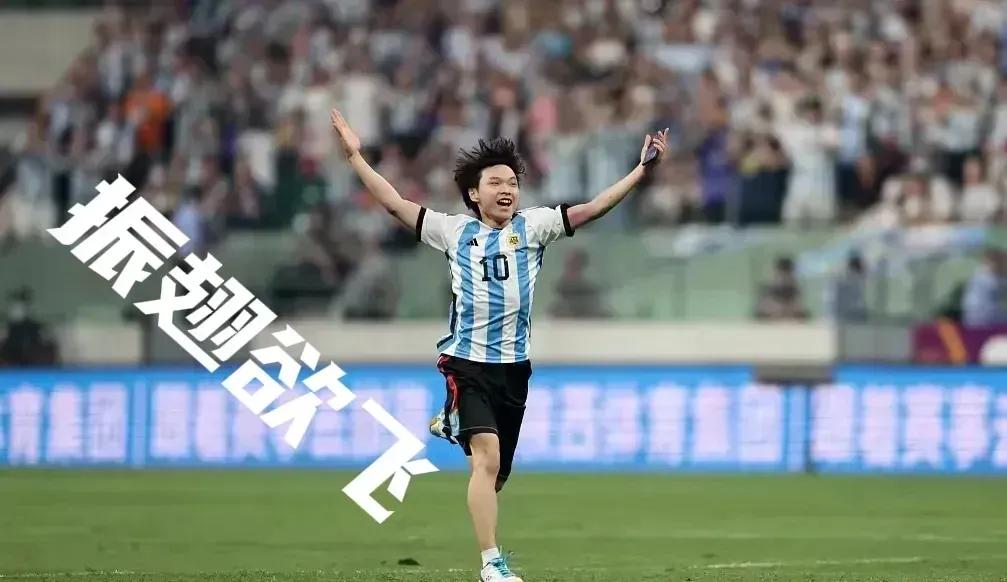 拥抱梅西的少年原视频,追风少年阿根廷梅西