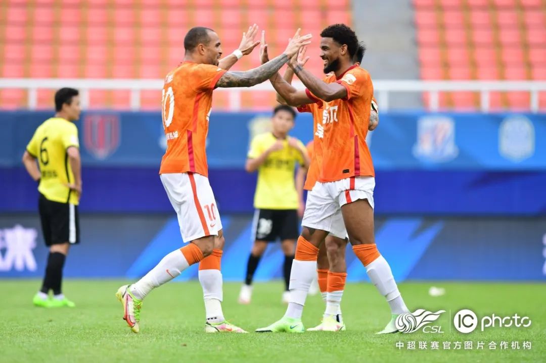 前线丨卡耶维奇、福布斯联袂进球，武汉长江2:1战胜广州队