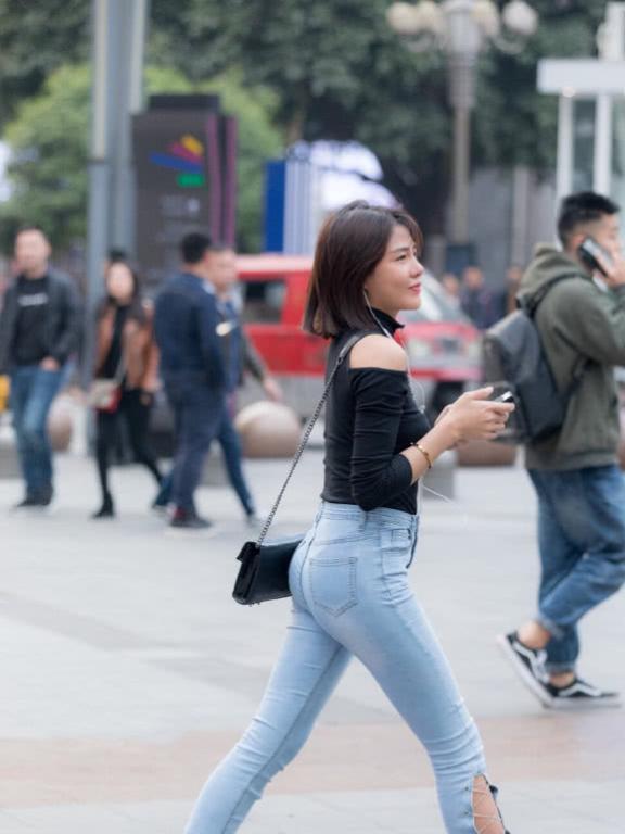 蓝色的休闲衫搭配牛仔热裤,短袖格子小衫搭配阔腿牛仔裤