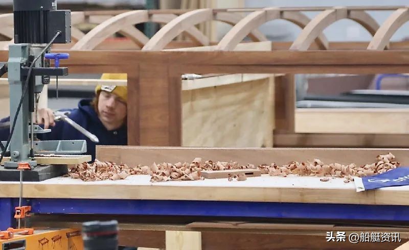 这家重生的造船商正在使用3d技术创造现代的红木经典游艇