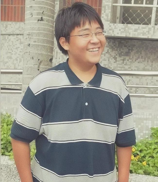 笑林小子郝劭文10岁片酬过千万，身家却被母亲败光，他现状如何？