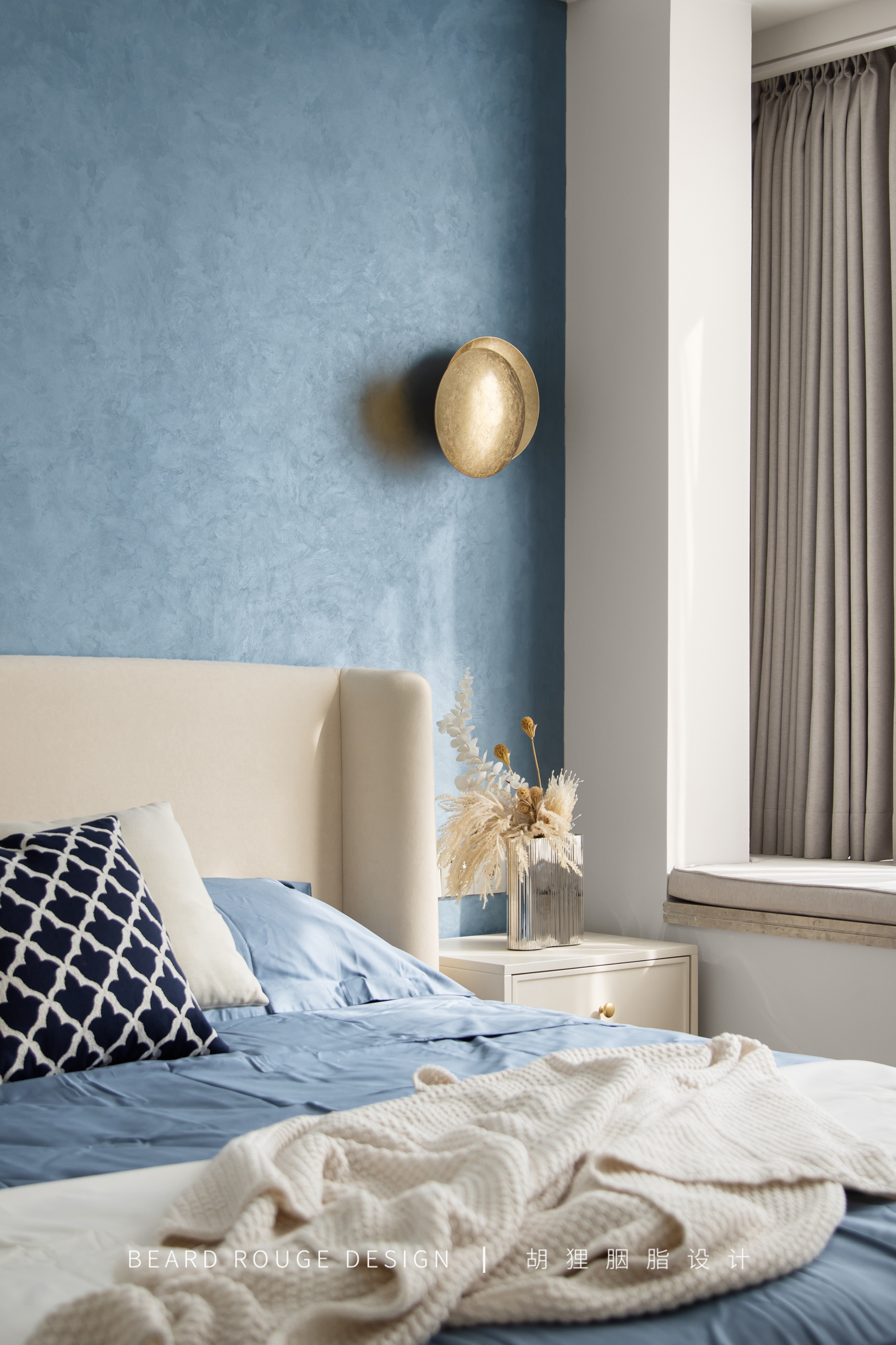 太平鸟克莱因蓝撞色羽绒服女,克莱因蓝撞色卫衣女