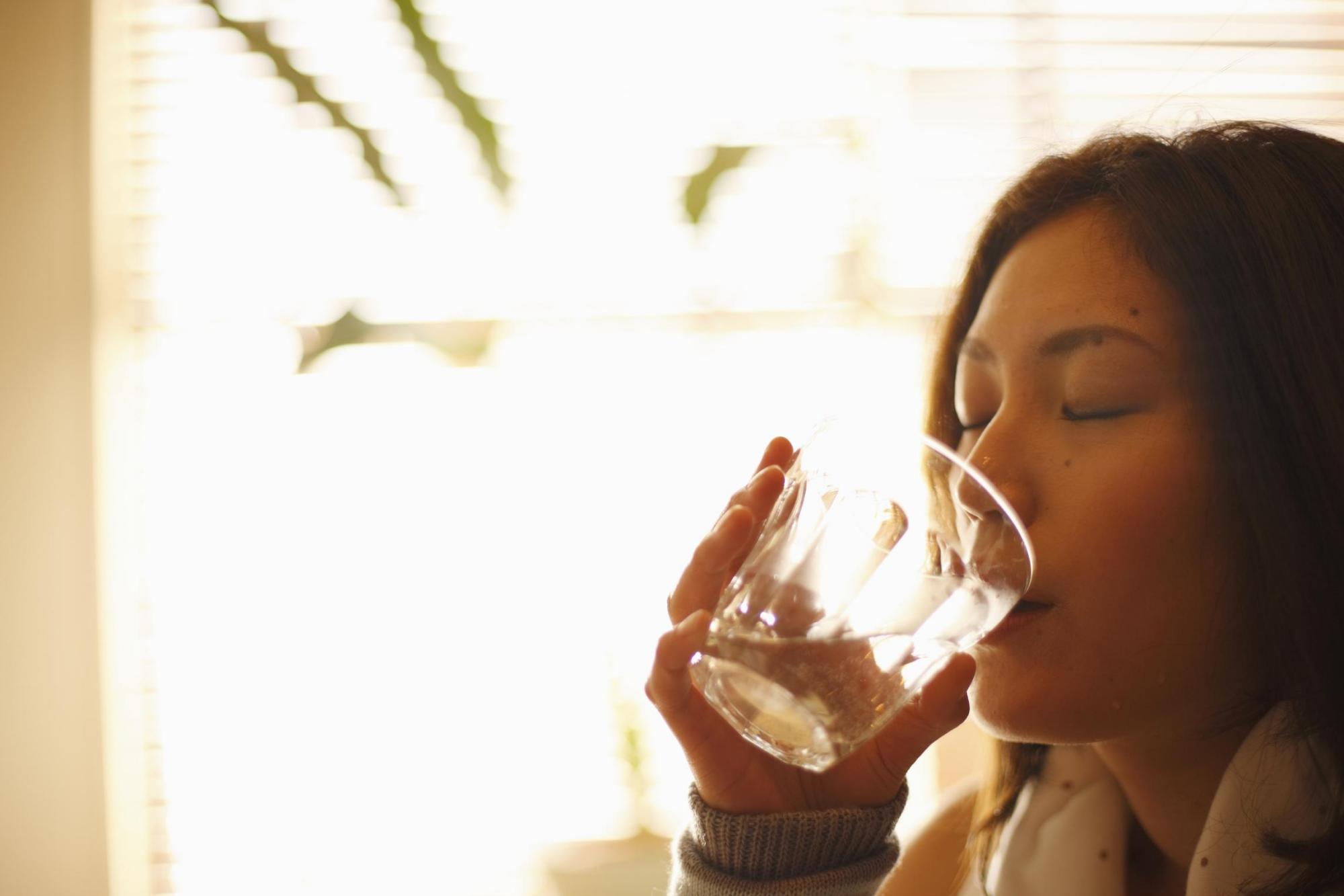 晚上睡觉嘴巴发干发渴是什么原因,晚上睡觉嘴巴总是口渴