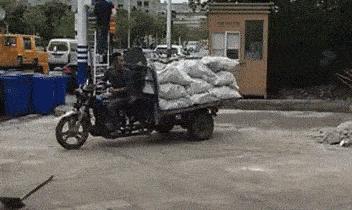 走路走累了躺下歇一歇,走路走累了坐地上