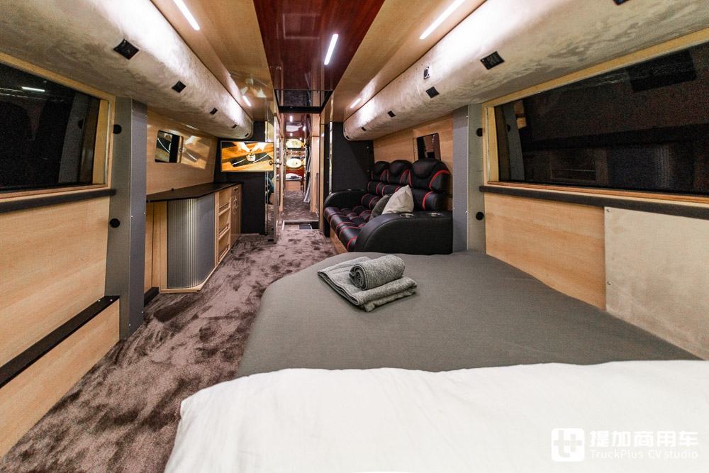 双层巴士房车改装图,可升顶的双层巴士房车