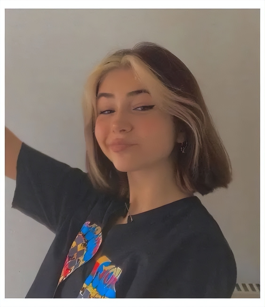 染完黑发以为很有气质,染红发颜值