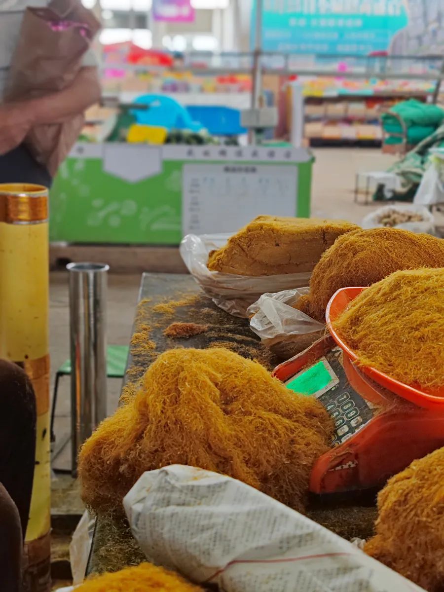 云南弥勒菜市场趣事：烟丝烟筒女人卖，妇女抱着烟筒抽