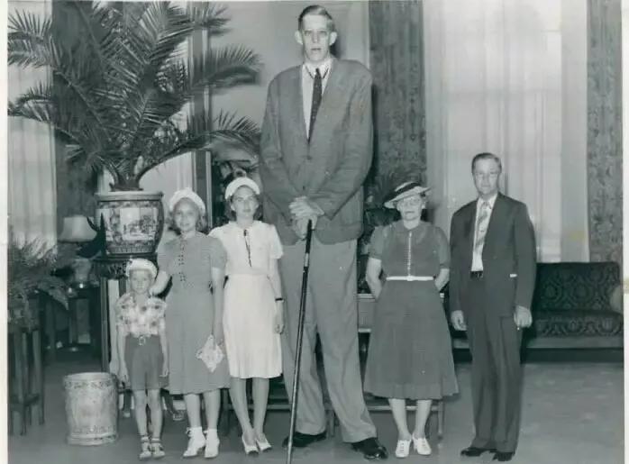 玛丽莲梦露与两个男明星的照片,玛丽莲梦露仰着头拍的黑白照