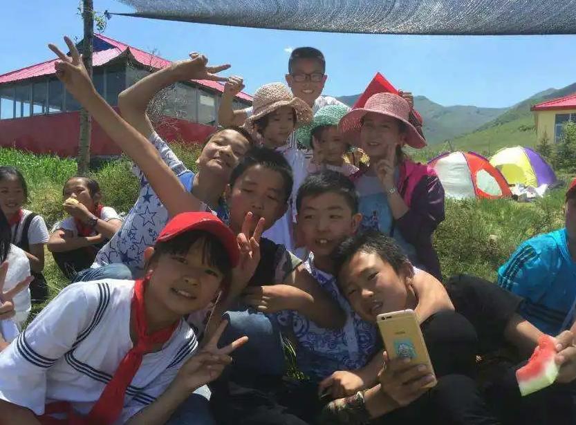 出去玩给5块不够吗？女儿被朋友嘲笑觉得零花钱少，家长：学坏了