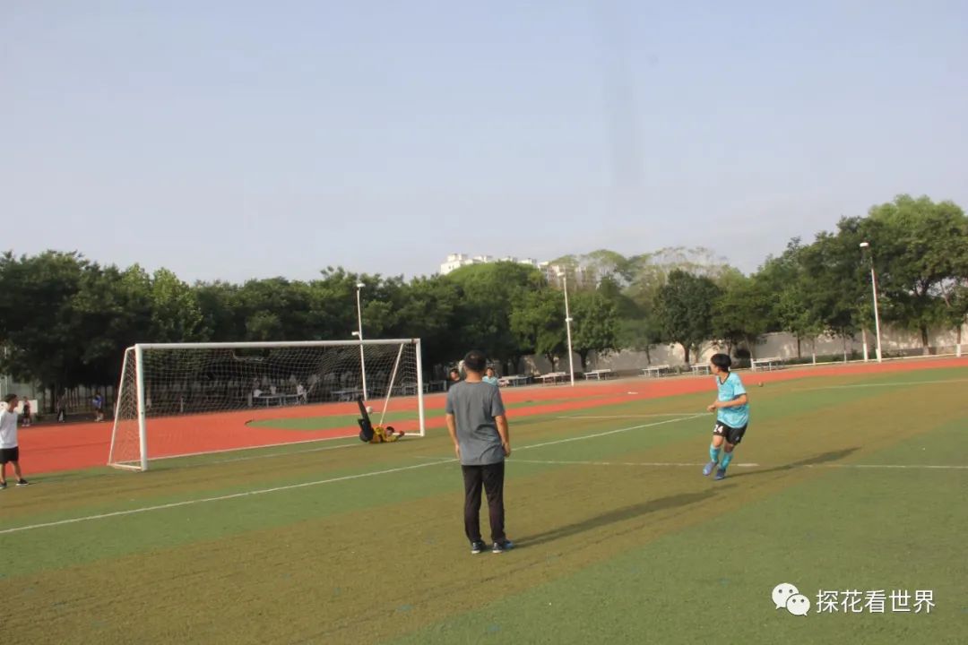 原平一中在原平市足球联赛中包揽高中组、初中组三个冠军