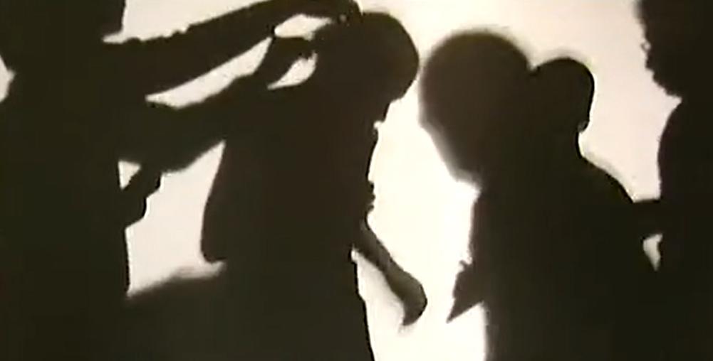 他穿深V露背装，和歌迷开黄色笑话，没被封号还引千万人点赞？