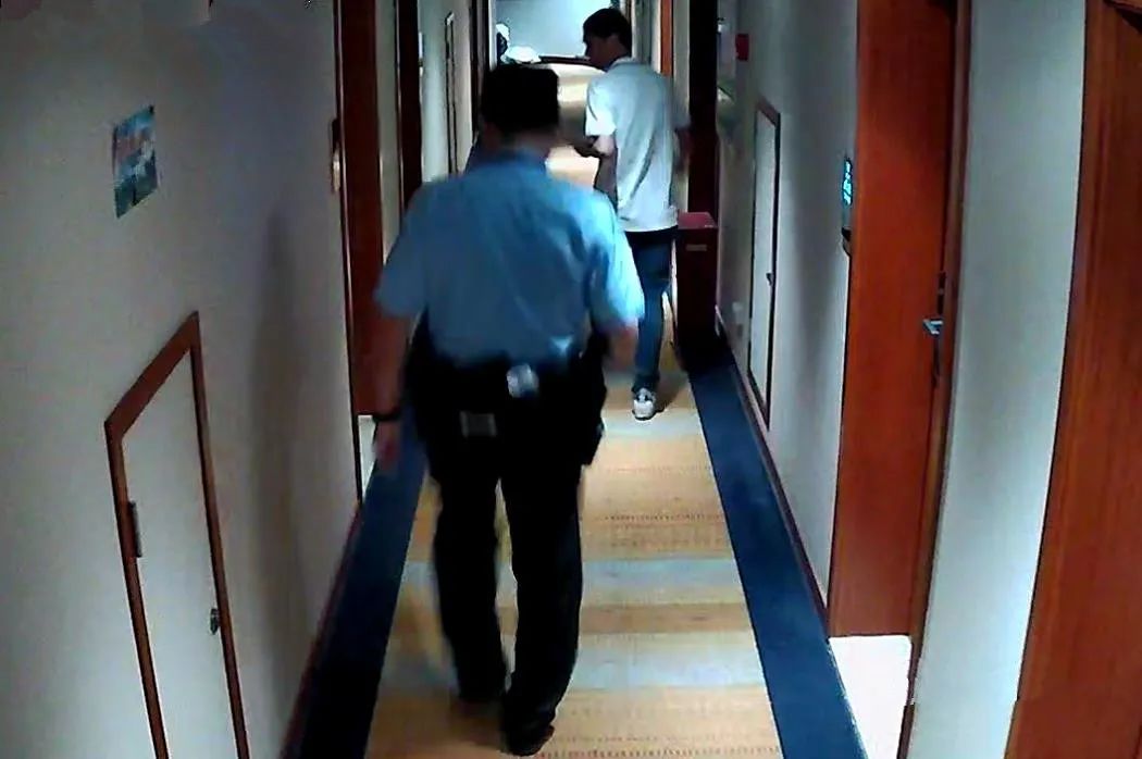 酒店烟雾报警器突然响了一下,房间内烟雾报警器突然响起来