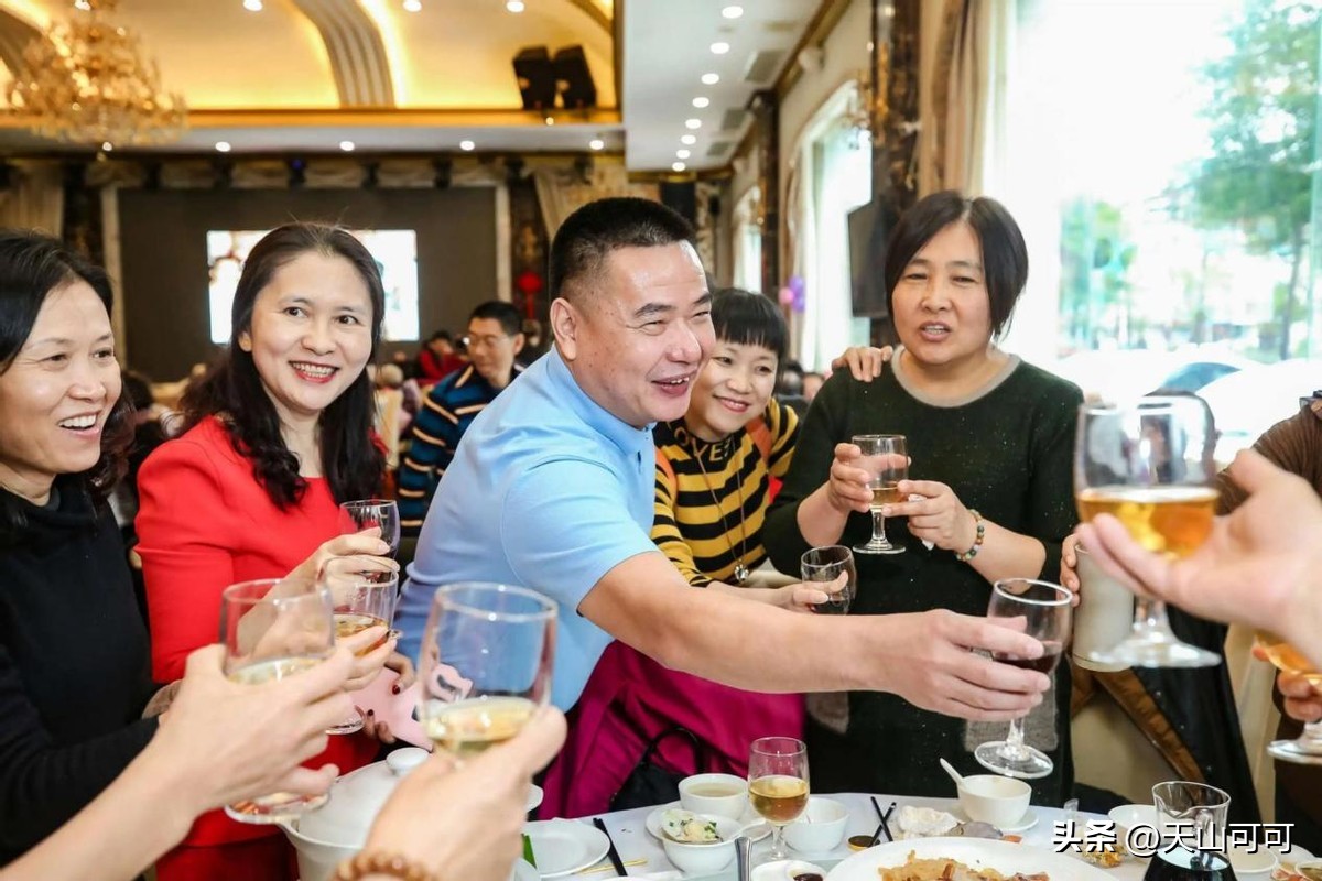 饭局领导让买烟什么意思,酒桌上朋友叫你出去买烟怎么办