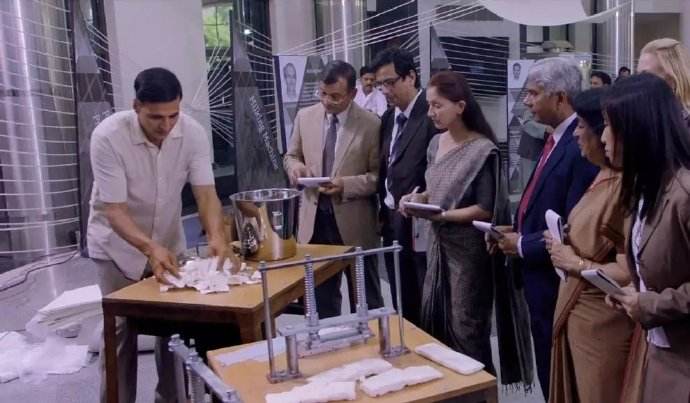 他解决印度6亿女性用不起卫生巾的困扰,号称“姨妈巾之父”