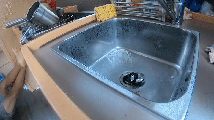 中国小伙的航海日记,44:遭遇海上马蜂袭击,亲妈都不认识我了