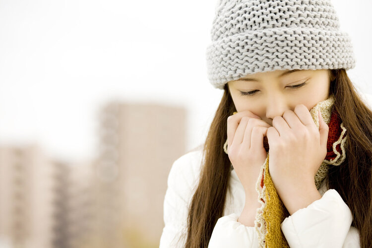 被癌症盯上的人，手脚容易冰凉？手脚出现3种症状，或是癌症信号