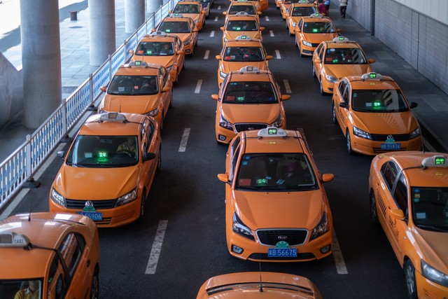 90年代，我爸妈在成都跑出租车年入20万，如今有房有车存款3000万