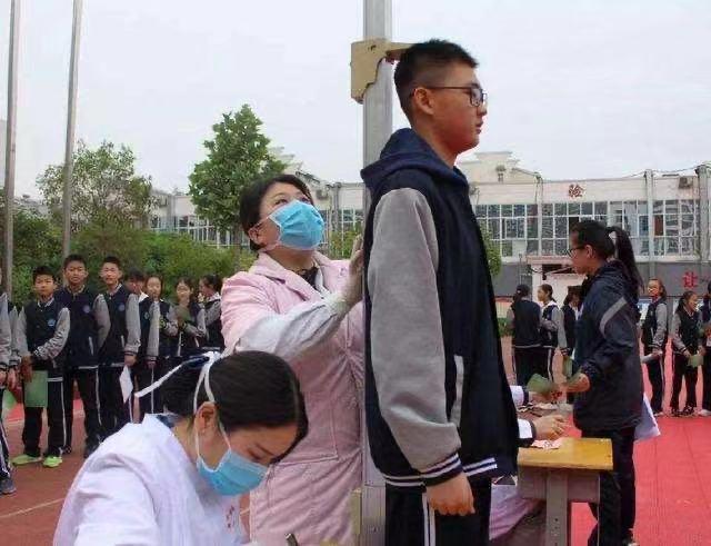 父母个子矮四招让孩子长到180,父母长得矮孩子还能长到180