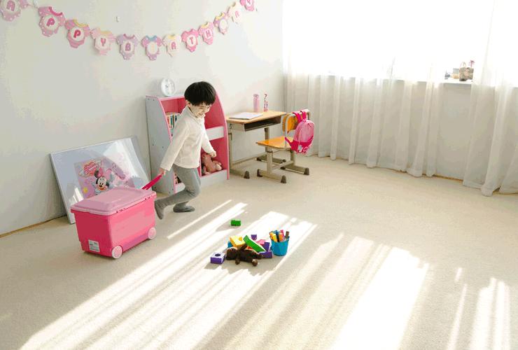 玩具娃娃睡觉摔下床,一个电动玩具给娃娃吓坏了