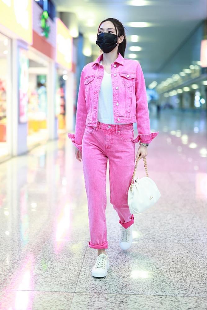 王霏霏黑西装齐刘海,王霏霏机场粉色包包