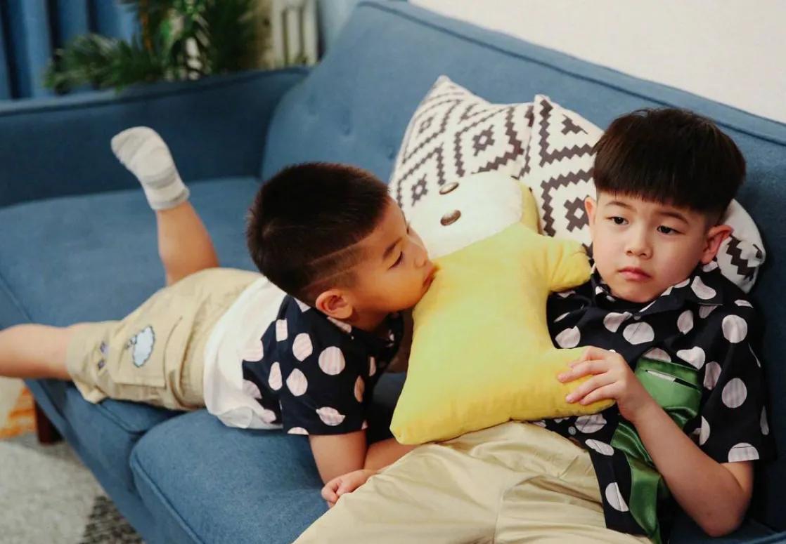 养育男孩父母坚持4个原则,养育男孩给男孩父母的养育指南