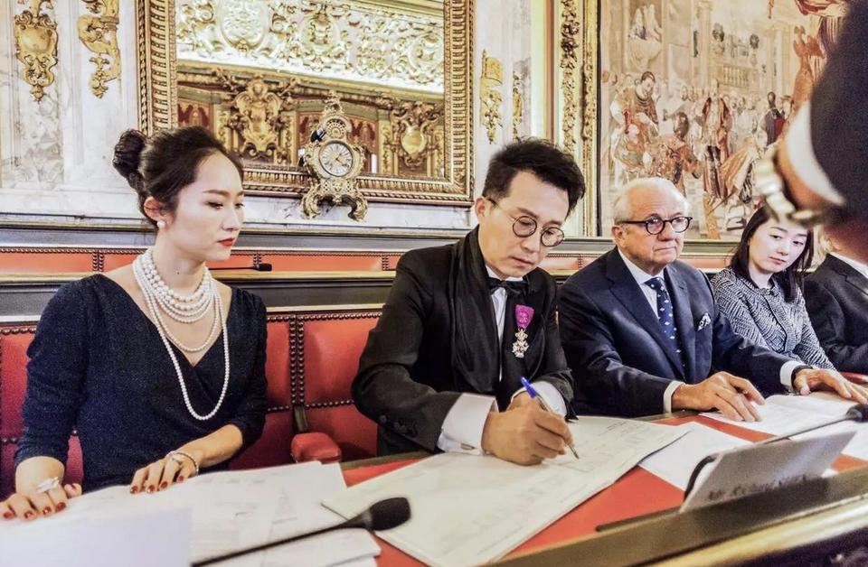 他是现实版“赘婿”，靠婆家成为珠宝大王，反手却举报了大舅子