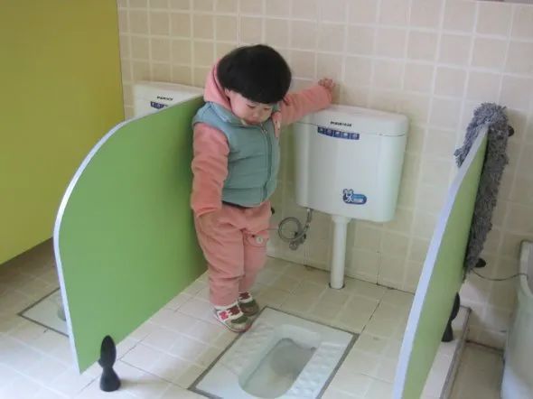 母乳新生儿大便是怎样的,新生儿喝母乳大便黑色黏糊糊