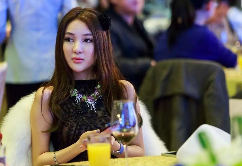 郭美美当年所犯何罪,郭美美事件中坐轮椅的人是谁