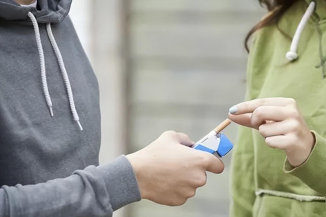 为什么老外总是喜欢找中国人要烟？给不给