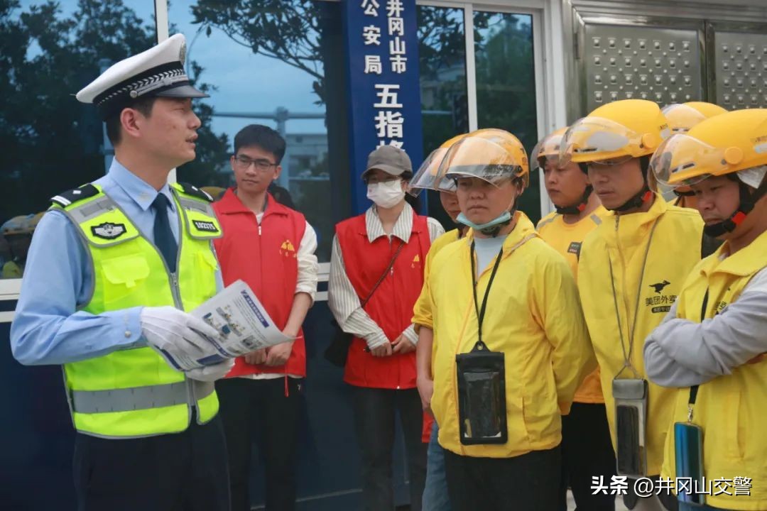 【三大专项行动】@摩托车、电动车驾驶人,出行请做到:有牌照、戴头盔、不超员、靠右行、不乱停