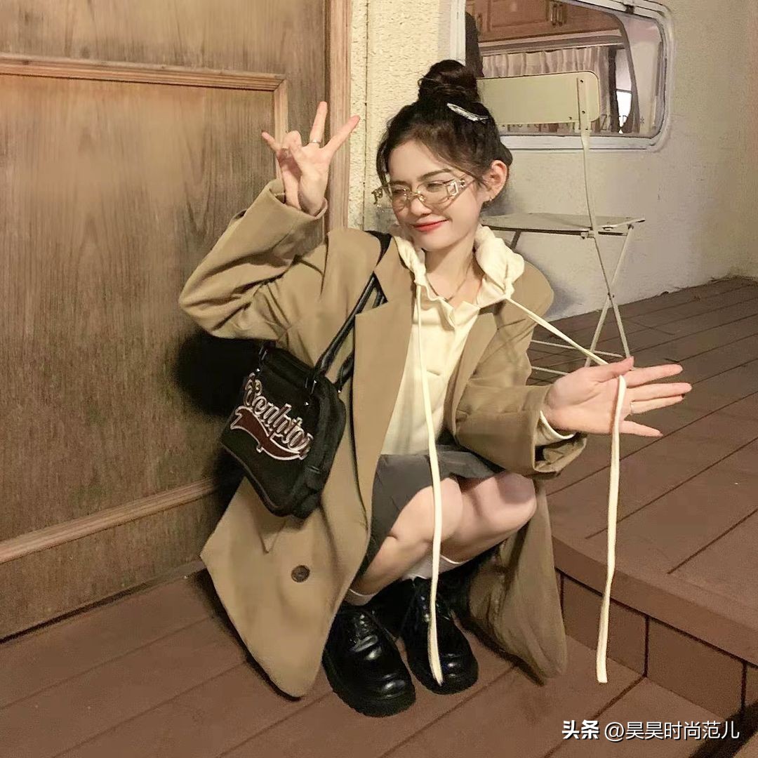 卫衣搭配外套的穿搭春款,矮个子初春风衣卫衣搭配