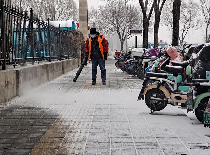 雪天保路通畅，他们积极“应战”！