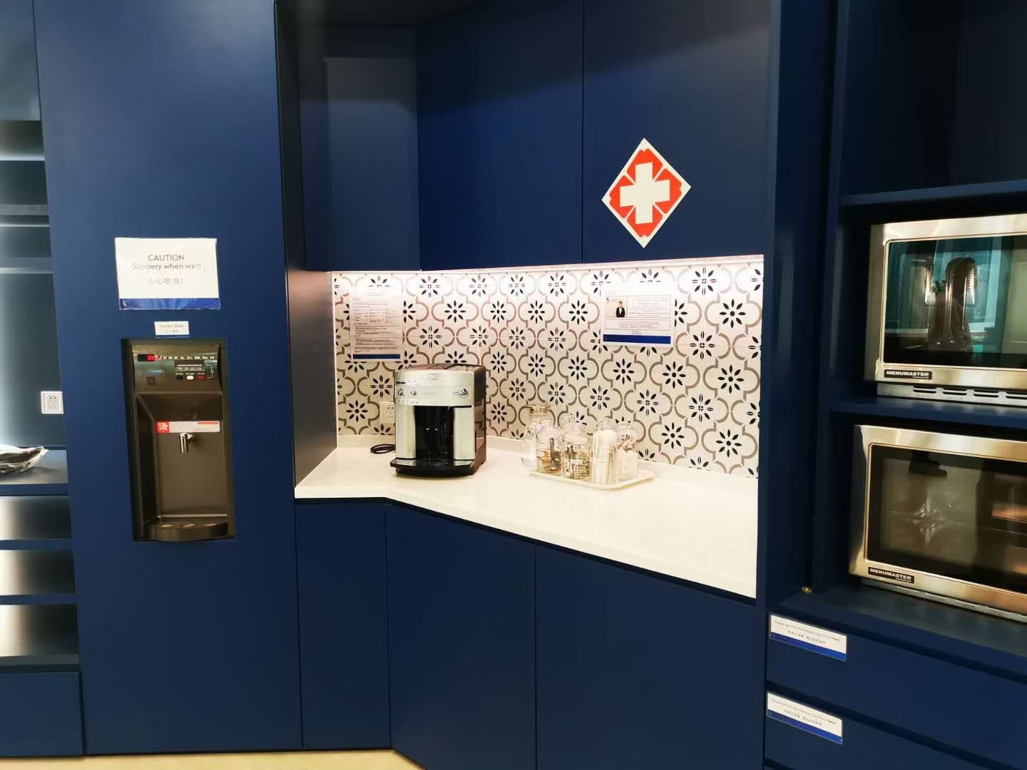 为什么都喜欢实木家具,免漆柜和烤漆柜哪个好