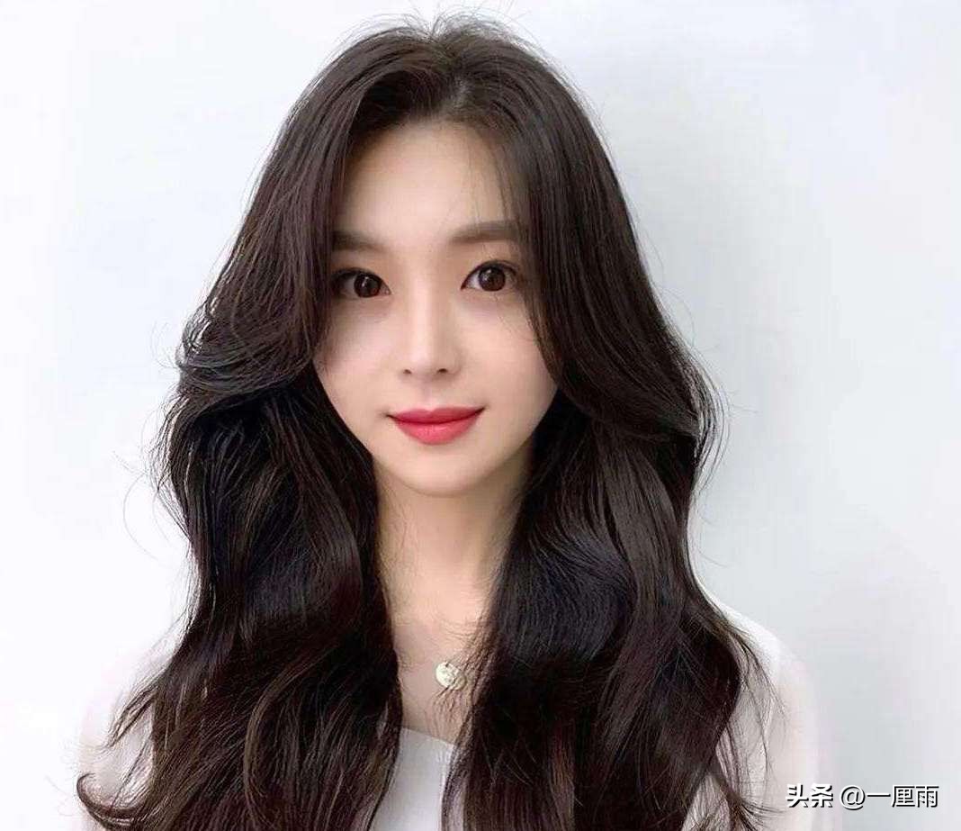 38岁最流行的发型减龄显脸小,30-40岁洋气超长烫卷发型