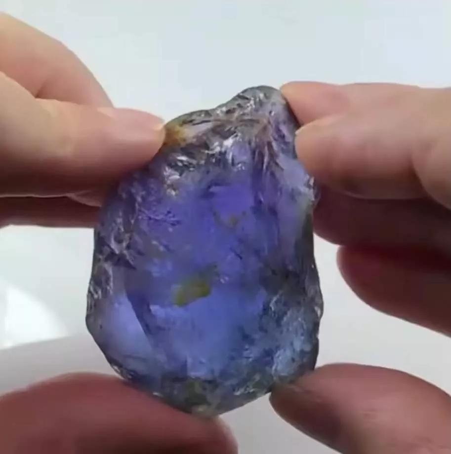 帕拉伊巴碧玺欣赏,碧玺中的贵族帕拉伊巴超强霓虹感