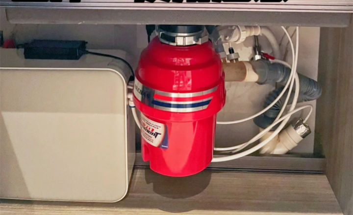 洗菜盆下水管漏了一个洞,洗菜盆下方的电器