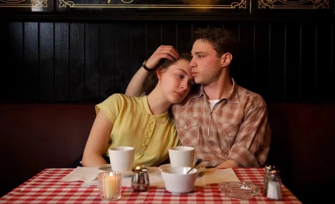 美国影片《布鲁克林》多次出现爱丽丝的定格画面有什么目的？