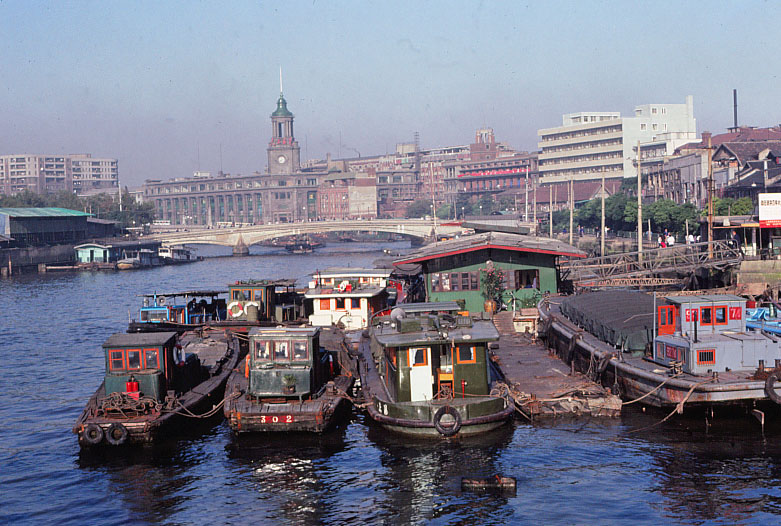 八十年代的上海老照片,踩在东海沿岸闪耀着无与伦比的繁荣骄傲