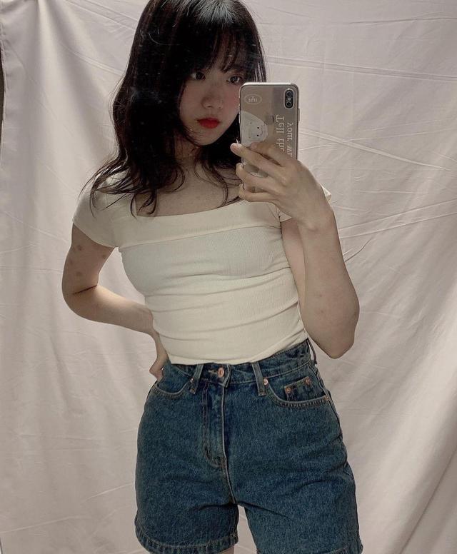 夏季新款短袖上衣基础款搭配减龄,黑色短袖小衫修身上衣怎么搭配