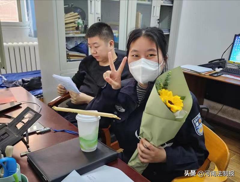 鲜花送巾帼奶茶配警花郑州市公安局交警四支队祝全体女同志妇女节快乐