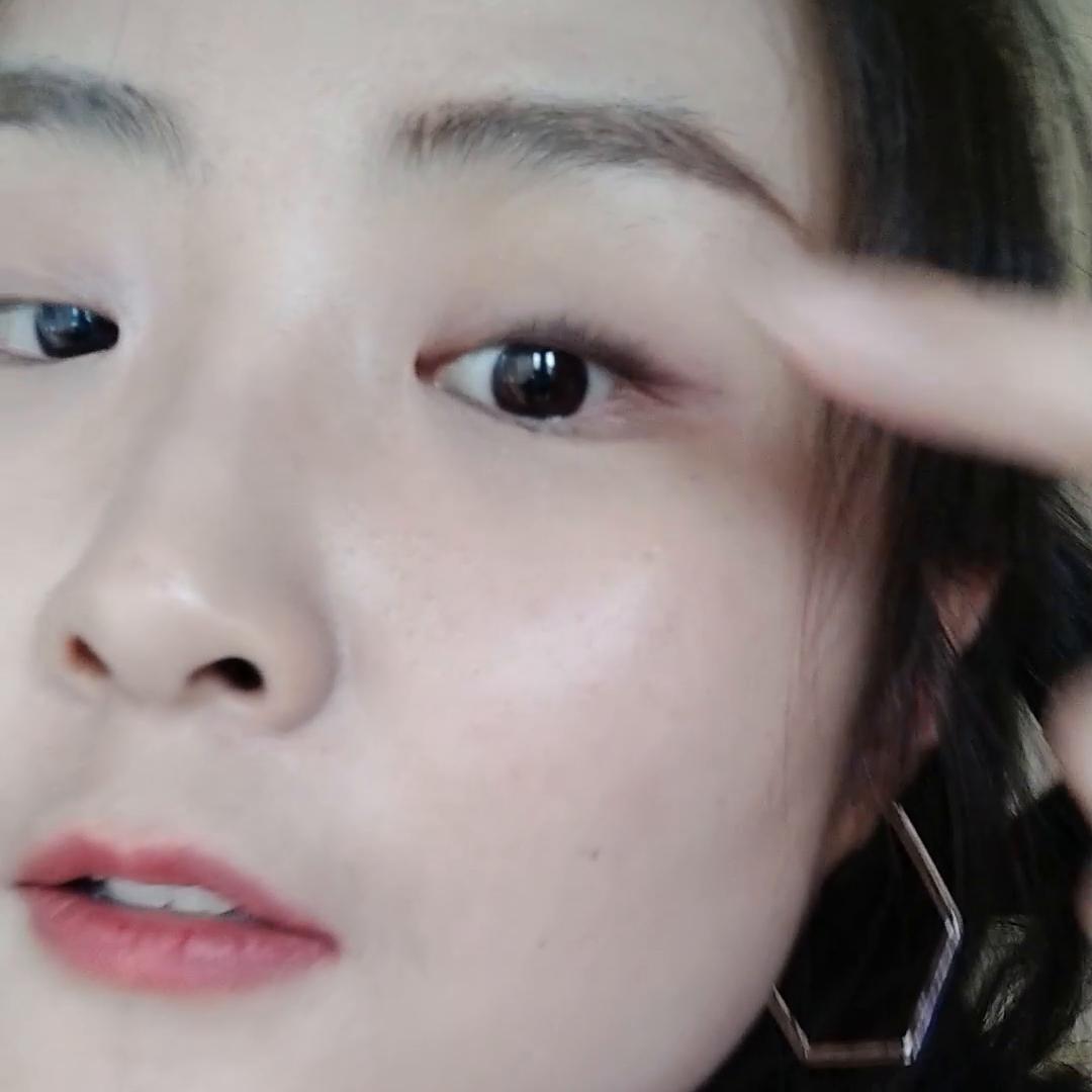 画眼线教程新手伪素颜,晚上化妆怎么画眼线最好看