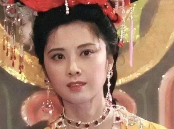 原形毕露！烤瓷牙“抢镜”忒显老，大概早已忘了“美人三分龅”