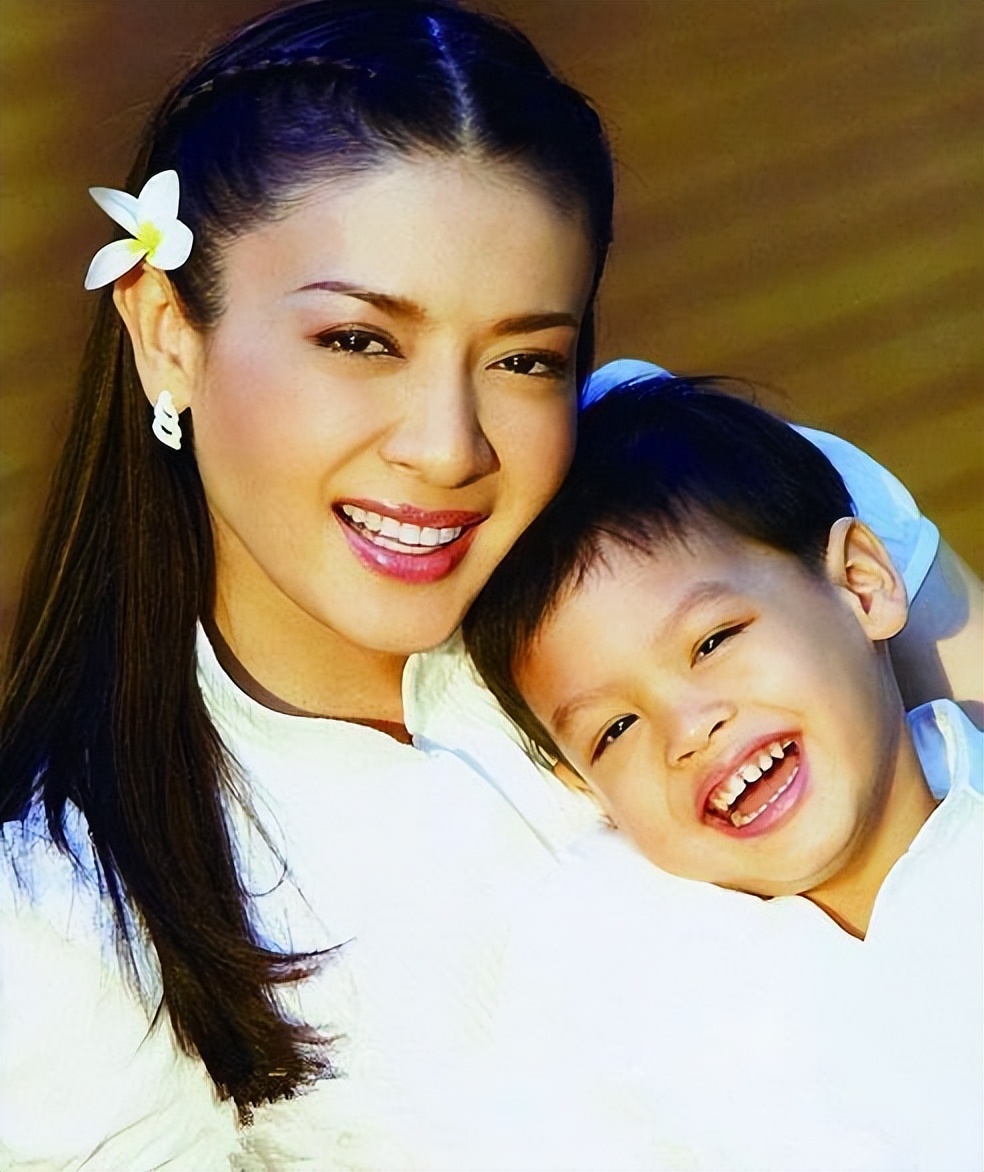 她是日本最美公主，眼睛像极了纪子妃，比下嫁凤凰男的姐姐精明