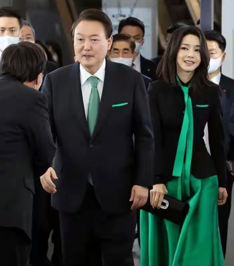 又被倪妮美到了,超温柔的韩系穿搭连帽卫衣