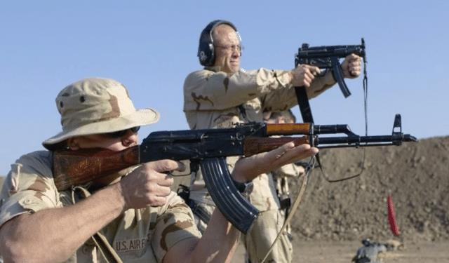 中枪还想跑？AK47真正威力令人恐惧，影视剧完全是在轻视它