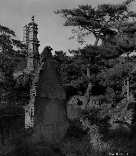 侵华日军老照片：女子自愿脱衣服让日本人拍摄，被拍下大尺度照片