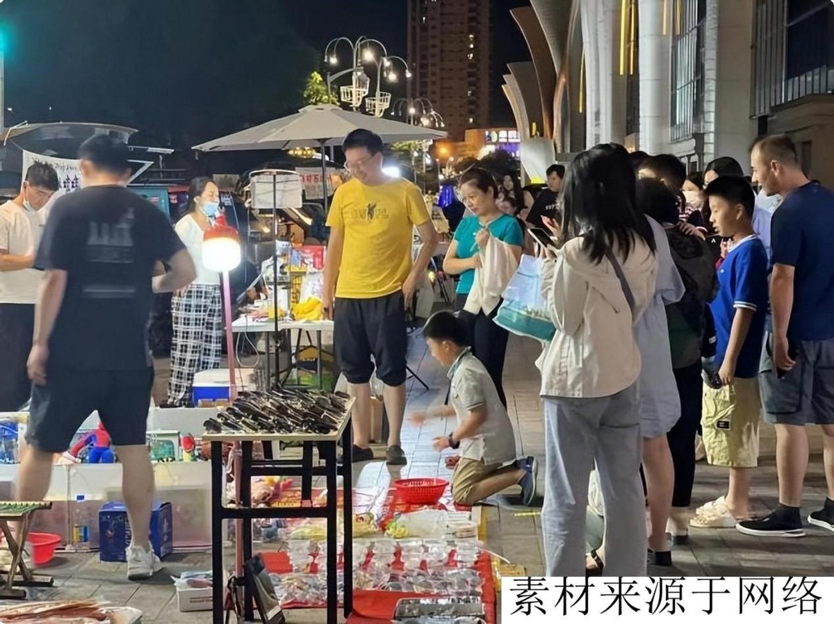 南京摆摊创业的真实经历,90后大学生地摊创业记