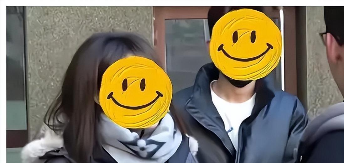 女子出轨搞暧昧被男友发现,女子和男闺蜜聊天被男友发现