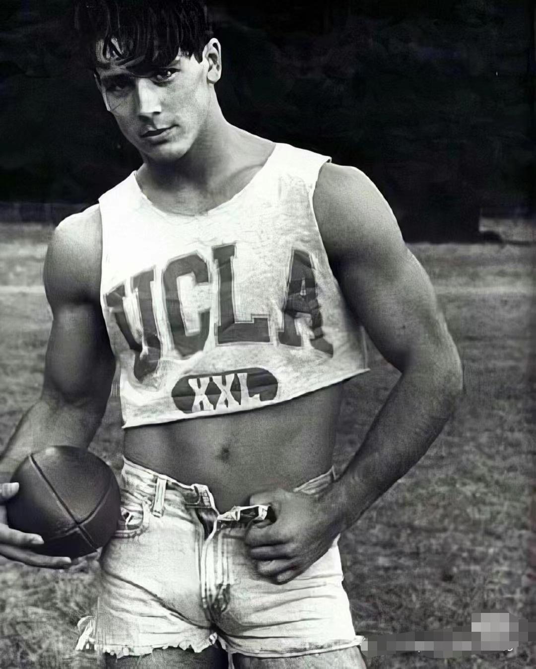 男生裤子越短越gay?刘德华、成龙穿齐X热辣小短裤下场打脸