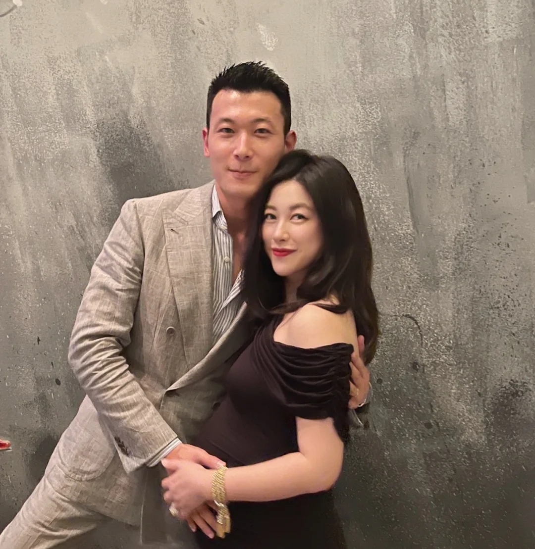 朱珠晒与丈夫神剧合照,朱珠与老公深夜街头互动甜蜜